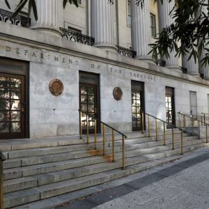 ইরানের সঙ্গে জড়িত ৯ জাহাজে মার্কিন নিষেধাজ্ঞা