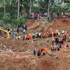 ইন্দোনেশিয়ায় ভূমিধসে নিহত ৭, নিখোঁজ ৮২
