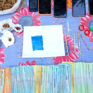 ছয় কোটি টাকার মাদক ও অস্ত্রসহ আটক ৩