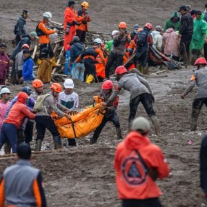 ইন্দোনেশিয়ায় ভূমিধসে বহু মানুষ নিখোঁজ, উদ্ধার অভিযান চলছে