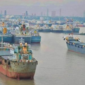 রমজানে পণ্য মজুতের অভিনব কৌশল: গুদাম এখন লাইটার জাহাজ