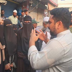 বাড্ডায় বাড়ি বাড়ি গিয়ে ভোট চাইলেন নাহিদ ইসলাম