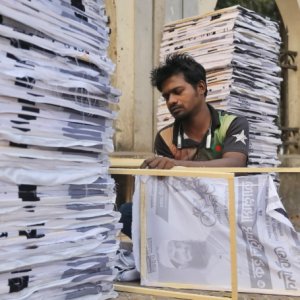 নির্বাচনি প্রচারণার কাঠের ফ্রেম তৈরিতে ব্যস্ত কারিগররা (ফটোস্টোরি)