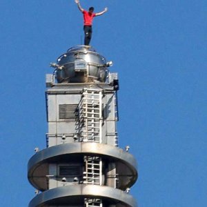 দড়ি ছাড়াই তাইওয়ানের সর্বোচ্চ ভবনের চূড়ায় মার্কিন পর্বতারোহী