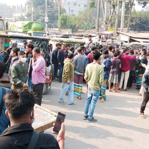 মহাসড়ক অবরোধ করে অটোরিকশাচালকদের বিক্ষোভ