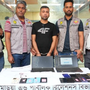 মোবাইলের আইএমইআই নম্বর পরিবর্তনের সফটওয়্যারসহ গ্রেফতার ১