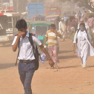 বায়ুদূষণের শীর্ষ অবস্থানে ঢাকা