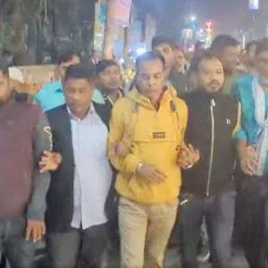 বিএনপি প্রার্থীর পথসভার পাশে পটকা ফাটিয়ে পালালেন যুবক