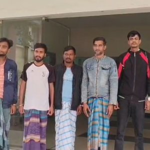 আ.লীগ নেতাকে ধরতে গেলে পুলিশের ওপর হামলা, গ্রেফতার ৬ আ.লীগ নেতাকে ধরতে গেলে পুলিশের ওপর হামলা, গ্রেফতার ৬