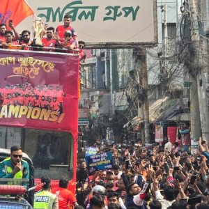 রাজশাহীতে বিপিএল চ্যাম্পিয়ন রাজশাহী ওয়ারিয়র্সকে ছাদখোলা বাসে সংবর্ধনা
