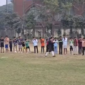 সর্বমিত্রের বিরুদ্ধে অনাস্থা প্রস্তাবের লক্ষ্যে শিক্ষার্থীদের সই সংগ্রহের উদ্যোগ