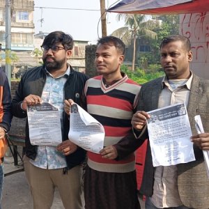 ভোট বর্জন করতে ছাত্রলীগের লিফলেট বিতরণ