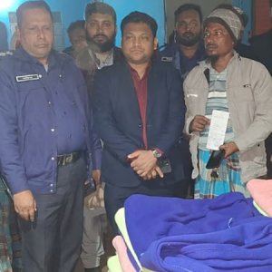 কম্বল বিতরণ করে ভোট চাওয়ায় জরিমানা কম্বল বিতরণ করে ভোট চাওয়ায় জরিমানা