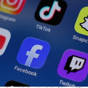 এবার ফ্রান্সেও কিশোর বয়সীদের জন্য বন্ধ হচ্ছে সোশ্যাল মিডিয়া