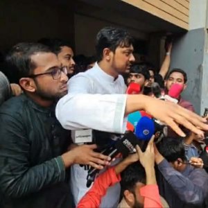 নাসীরুদ্দীন পাটওয়ারীর ওপর ডিম নিক্ষেপের অভিযোগ 