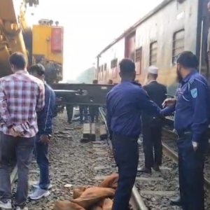 ৮ ঘণ্টা পর ঢাকা-সিলেট-চট্টগ্রাম রুটে ট্রেন চলাচল স্বাভাবিক ৮ ঘণ্টা পর ঢাকা-সিলেট-চট্টগ্রাম রুটে ট্রেন চলাচল স্বাভাবিক