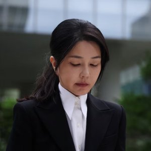 দক্ষিণ কোরিয়ার সাবেক ফার্স্ট লেডির ২০ মাস কারাদণ্ড