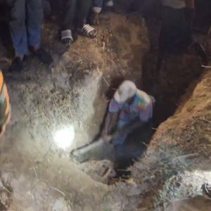 চট্টগ্রামে নলকূপের ৩০ ফুট গর্তে পড়ে গেছে শিশু চট্টগ্রামে নলকূপের ৩০ ফুট গর্তে পড়ে গেছে শিশু