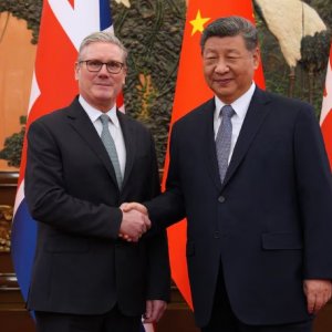 চীন ও যুক্তরাজ্য সম্পর্ক পুনর্গঠনের ইঙ্গিত স্টারমার-শি বৈঠকে