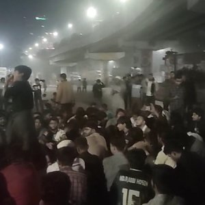 মধ্যরাতে ঢাকা পলিটেকনিক শিক্ষার্থীদের সড়ক অবরোধ