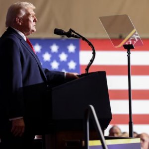 ইরান পরমাণু চুক্তি না করলে ভয়াবহ হামলার হুঁশিয়ারি ট্রাম্পের