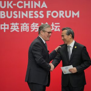 চীনের সঙ্গে ঘনিষ্ঠতায় যুক্তরাজ্যকে সতর্ক করলেন ট্রাম্প