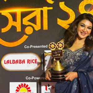 জয়ার ঘরে বছরের প্রথম পুরস্কার