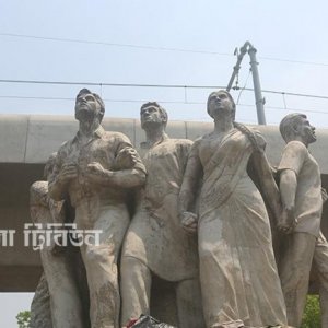 রাজু ভাস্কর্য থেকে শিবিরের গণভোটে ‘হ্যাঁ’ এর বিলবোর্ড সরালো ছাত্র ইউনিয়ন