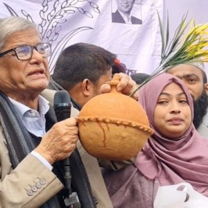 নির্বাচনি সভায় মাটির ব্যাংক ও মুরগির ডিম উপহার পেলেন মির্জা ফখরুল নির্বাচনি সভায় মাটির ব্যাংক ও মুরগির ডিম উপহার পেলেন মির্জা ফখরুল