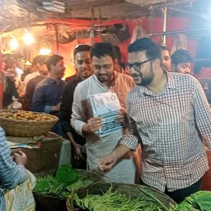 জামায়াত আমিরের পক্ষে ডাকসু নেতাদের গণসংযোগ 