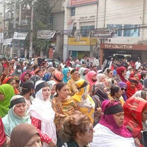 জামায়াত আমিরের বিরুদ্ধে মহিলা দলের বিক্ষোভ মিছিলে ঝাড়ু প্রদর্শন