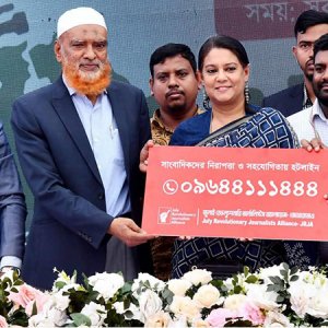 পেশাদারত্বের প্রশ্নে সাংবাদিকদের আপসহীন হতে হবে: তথ্য উপদেষ্টা 