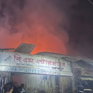কুতুপালং ক্যাম্পের বাজারে আগুন, পুড়ে গেছে পাঁচ দোকান