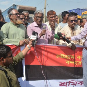 চট্টগ্রাম বন্দরে অনির্দিষ্টকালের কর্মবিরতি ঘোষণা