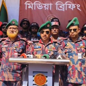 সীমান্তে বিজিবির অভিযানে উচ্চ ক্ষমতাসম্পন্ন বিস্ফোরক ও অস্ত্র উদ্ধার সীমান্তে বিজিবির অভিযানে উচ্চ ক্ষমতাসম্পন্ন বিস্ফোরক ও অস্ত্র উদ্ধার