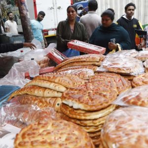 শবে বরাতে পুরান ঢাকায় বাহারি হালুয়া-রুটির ধুম