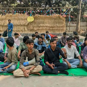 জগন্নাথ বিশ্ববিদ্যালয়ে কেন্দ্রীয় মন্দিরের দাবিতে শিক্ষার্থীদের অবস্থান কর্মসূচি 