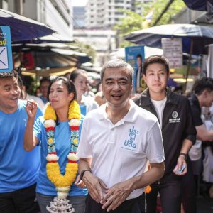 রাজনীতিতে ফিরলেন থাইল্যান্ডের সাবেক প্রধানমন্ত্রী অভিসিত