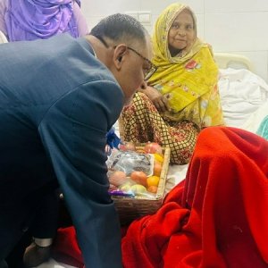 নির্যাতিত গৃহকর্মীকে দেখতে হাসপাতালে বশিরউদ্দীন, ফোনে খোঁজ নিলেন প্রধান উপদেষ্টা