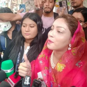 গানম্যান নিয়ে আবার নির্বাচনি প্রচারণায় নামছেন মেঘনা আলম