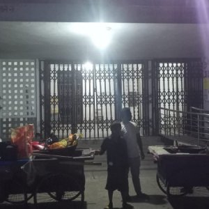 এবার প্রক্টর অফিসের সামনে ভ্রাম্যমাণ দোকান বসালেন সর্বমিত্র