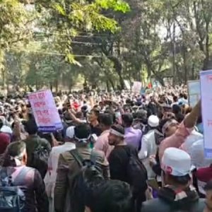 পে-স্কেল ঘোষণার দাবিতে যমুনার সামনে বিক্ষোভ, পুলিশের লাঠিচার্জ