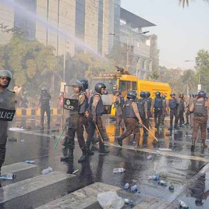 ইন্টারকন্টিনেন্টালের সামনে রণক্ষেত্র