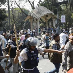 পে-স্কেল নিয়ে আন্দোলনকারীদের ওপর পুলিশের লাঠিচার্জে অহত ২৫