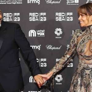 গ্র্যামিজয়ীর সঙ্গে অস্কারজয়ীর বাগদান!