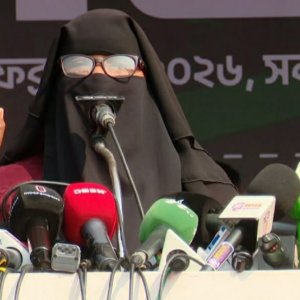 হাদির ‘ভুয়া’ বোন সেজে নাহিদ ইসলামের পক্ষে ভোট চাইলেন নারী 