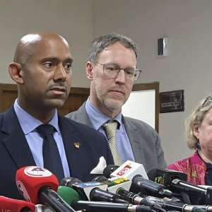 ইসির ব্যালট প্রকল্পে ২০ লাখ ডলার দেবে কানাডা 