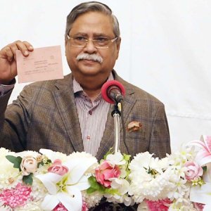 দ্বিতীয়বারের মতো পোস্টাল ব্যালটে ভোট দিলেন রাষ্ট্রপতি