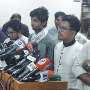 ভোটোকেন্দ্রে মোবাইল ফোন ব্যবহারে নিষেধাজ্ঞা ‘অগণতান্ত্রিক’, দাবি ডাকসু ভিপির