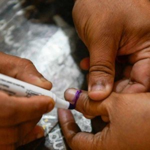 ভোটকেন্দ্রে মোবাইল ফোন নিষিদ্ধ, চলছে আলোচনা-সমালোচনা